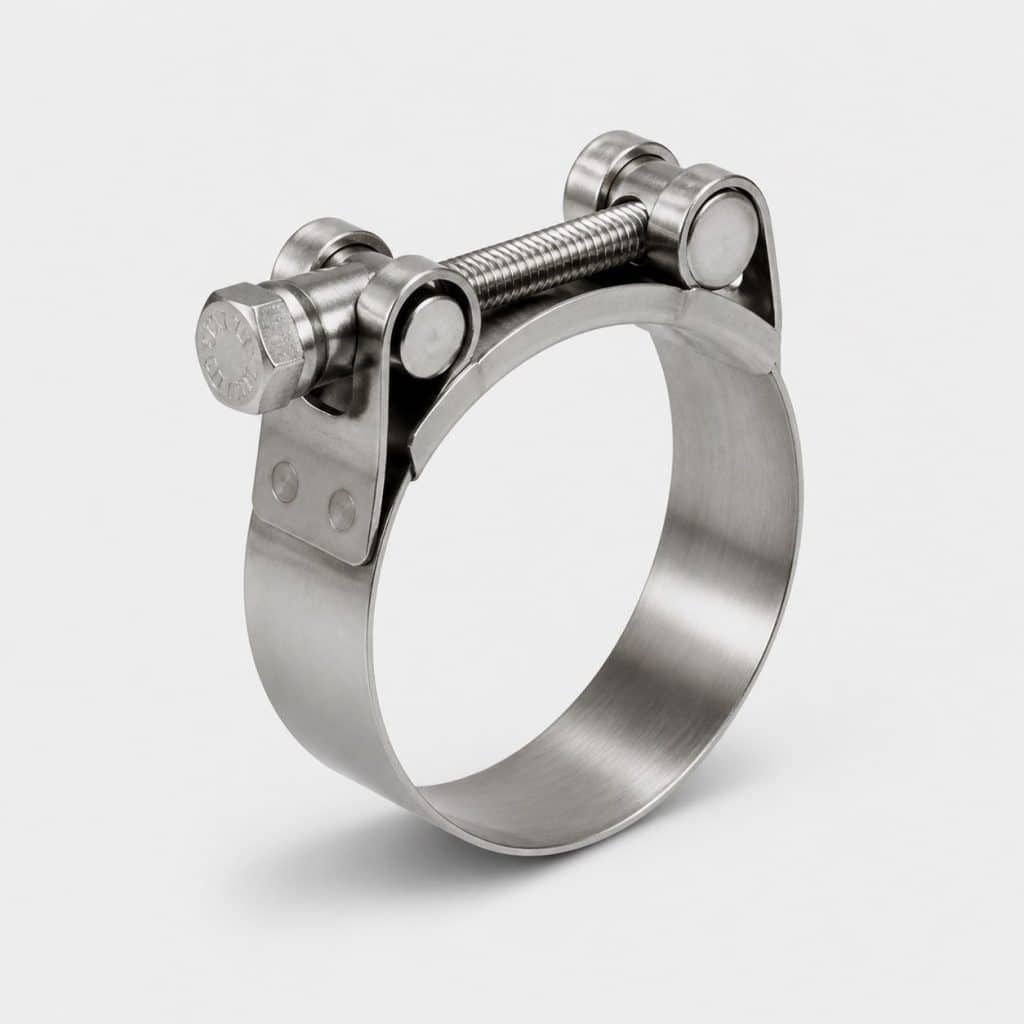 Collier de serrage en inox sur fond clair studio
