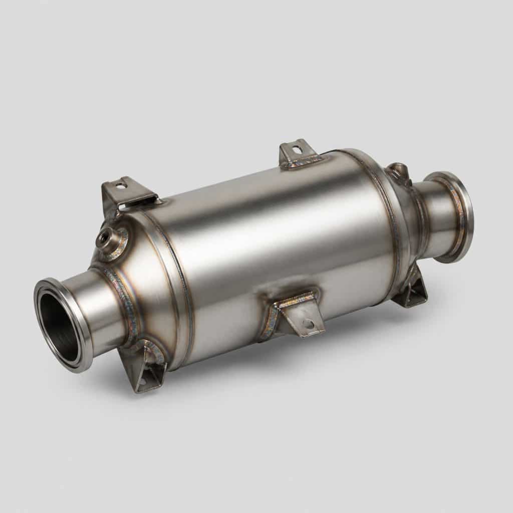 Filtre à particules diesel cylindrique sur fond clair