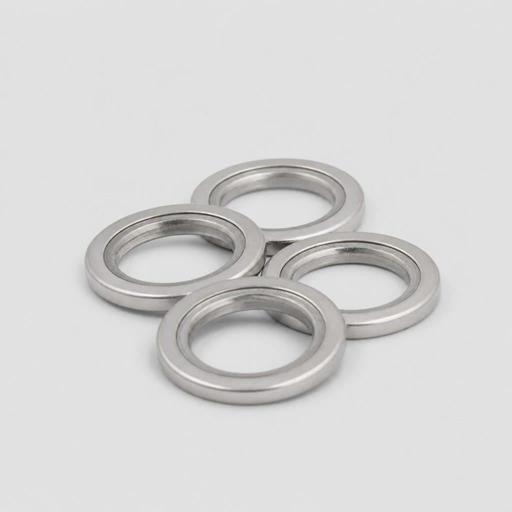 Lot de quatre joints d'injecteur sur fond clair