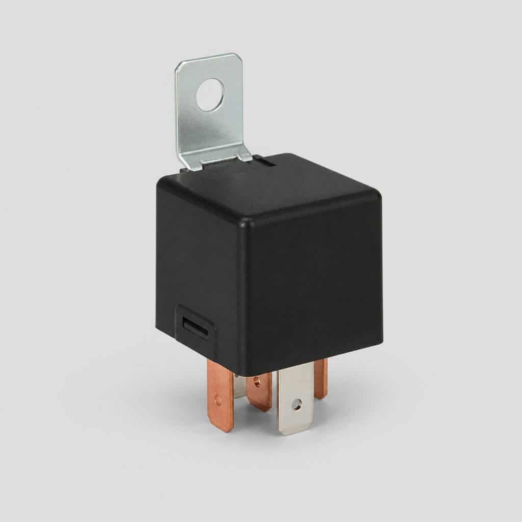 Relais électrique de pompe à carburant sur fond clair