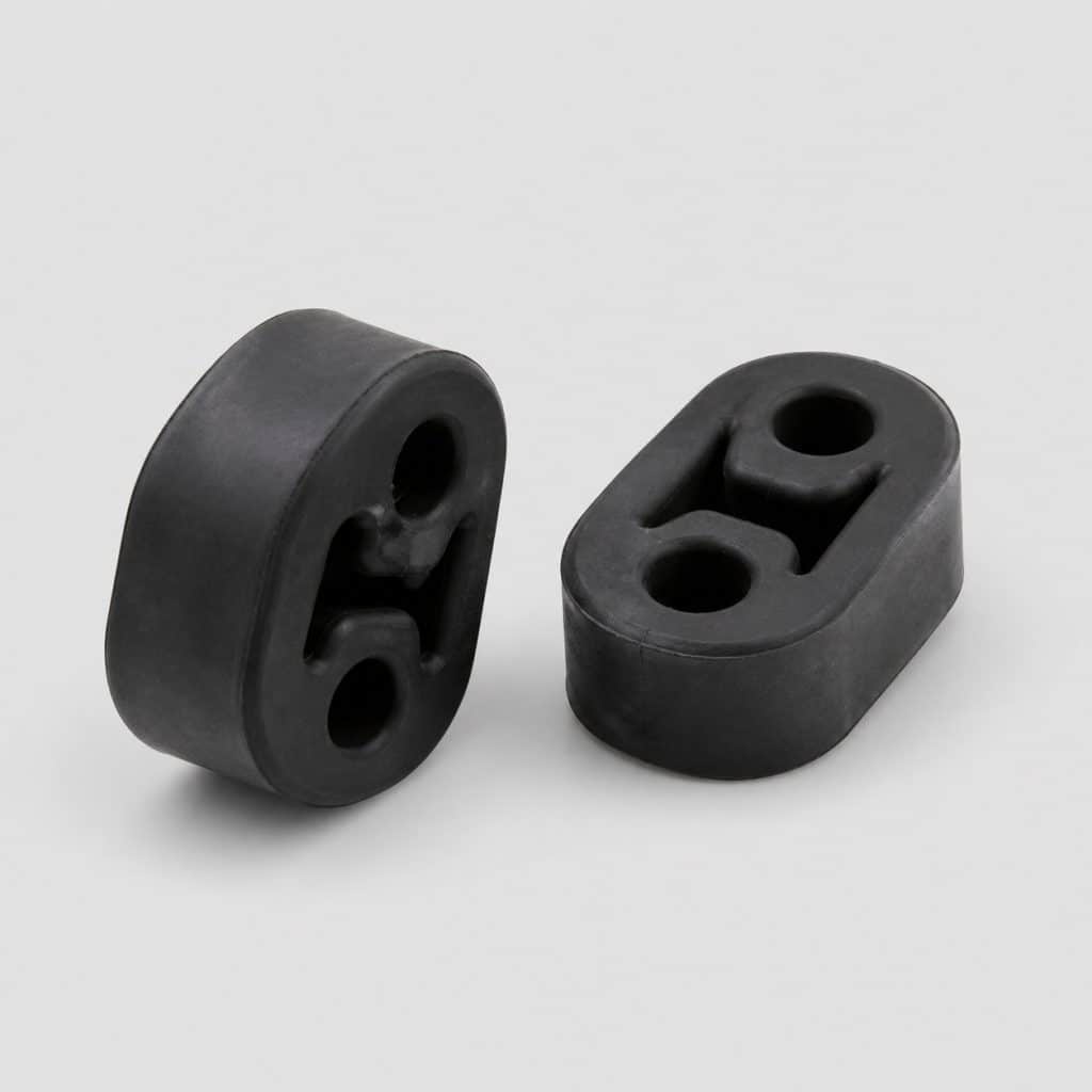 Lot de deux silent blocs en caoutchouc sur fond clair studio