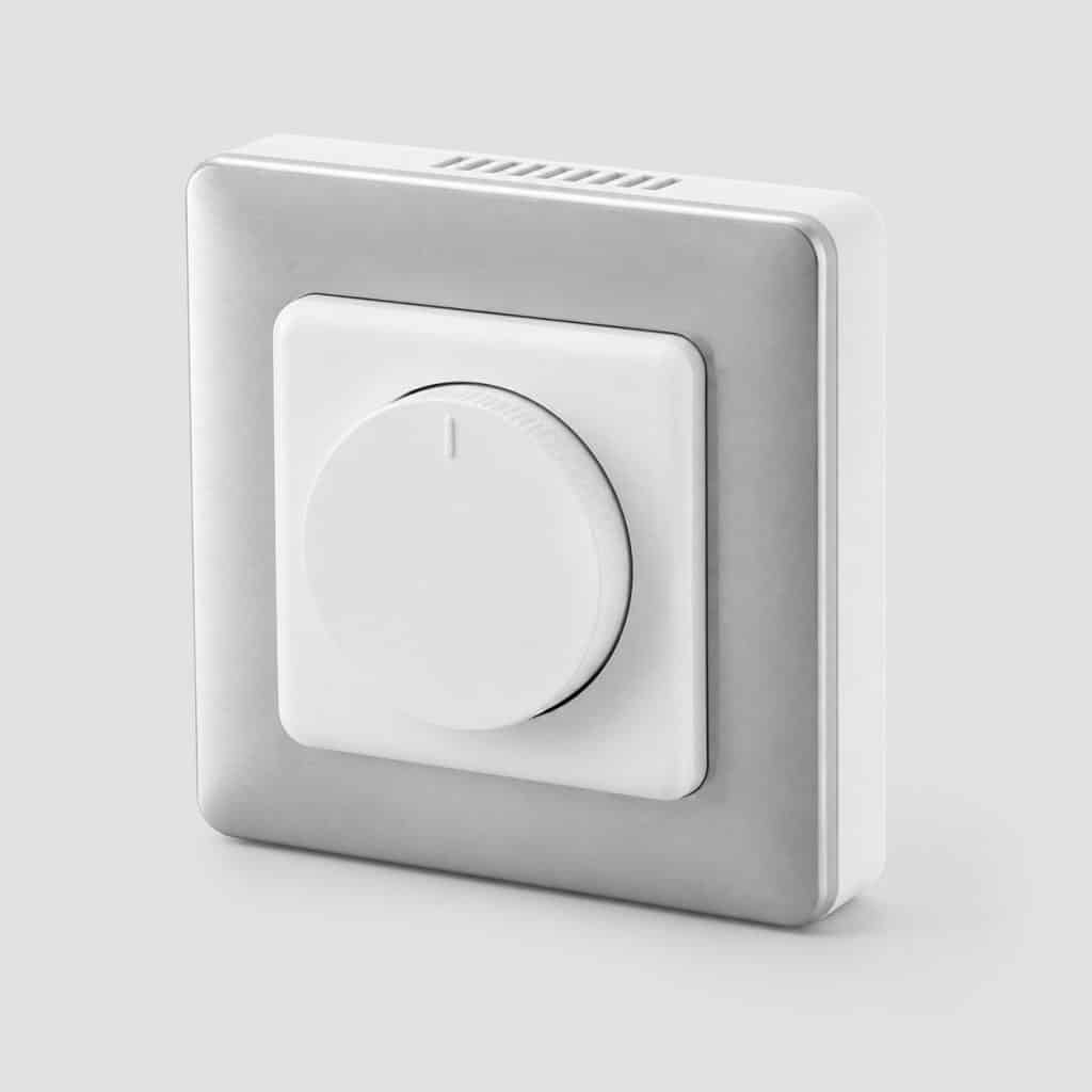 Thermostat standard en métal et plastique sur fond clair