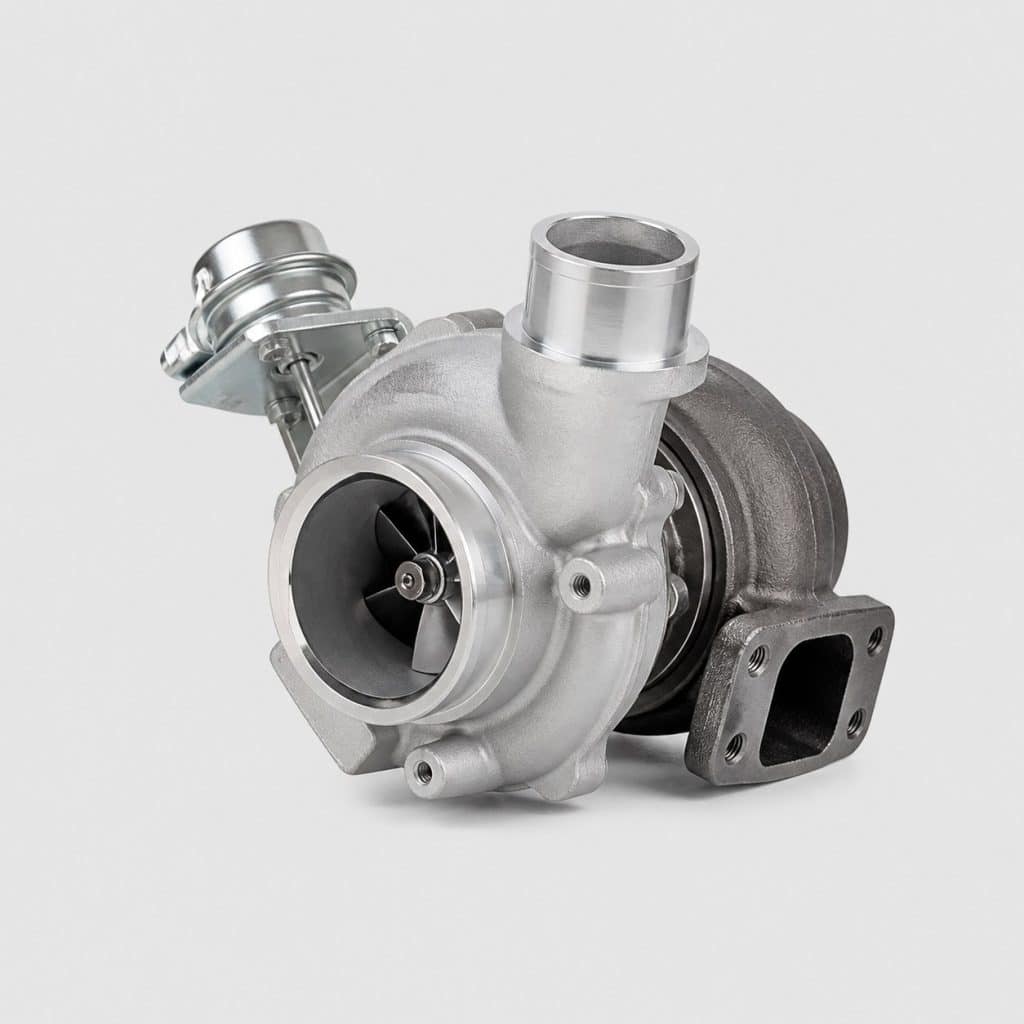 Turbocompresseur neuf posé sur fond clair studio